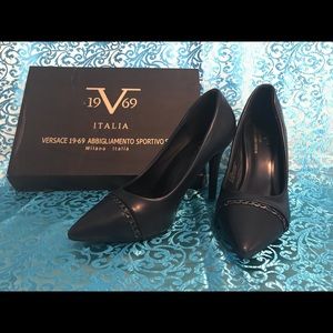 Beautiful NEW Versace Sz 8.5 Navy Blue Heels